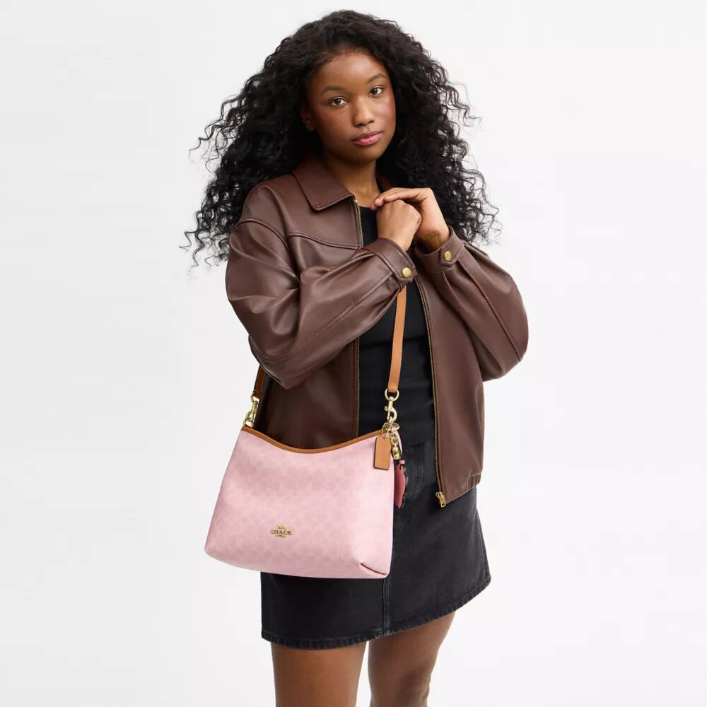 Borsa a spalla Laurel in Signature Canvas con ciondoli