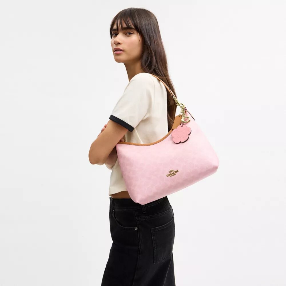 Borsa a spalla Laurel in Signature Canvas con ciondoli