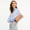 Borsa a spalla piccola Etta con patta e applicazione floreale