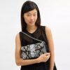 Borsa a spalla Tabby 26 con motivo serpente in perline