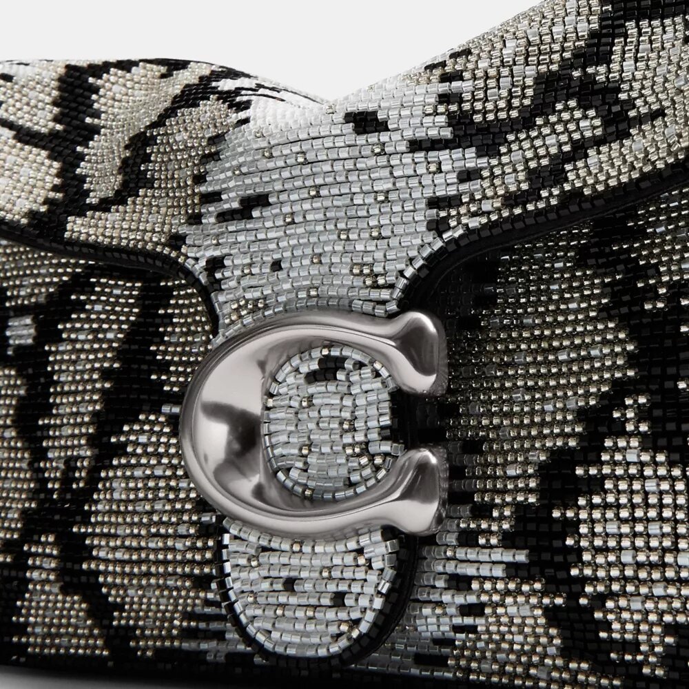 Borsa a spalla Tabby 26 con motivo serpente in perline