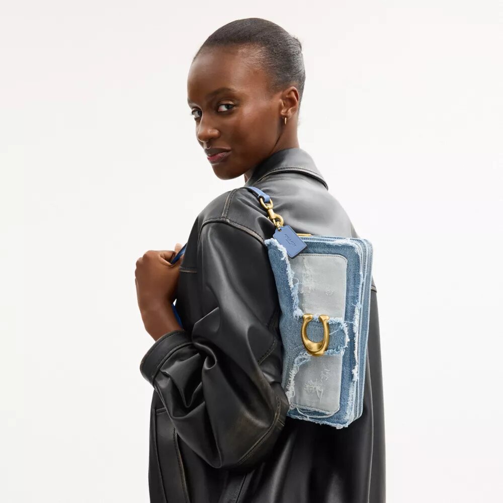 Borsa a spalla Tabby 26 con patchwork in denim riciclato