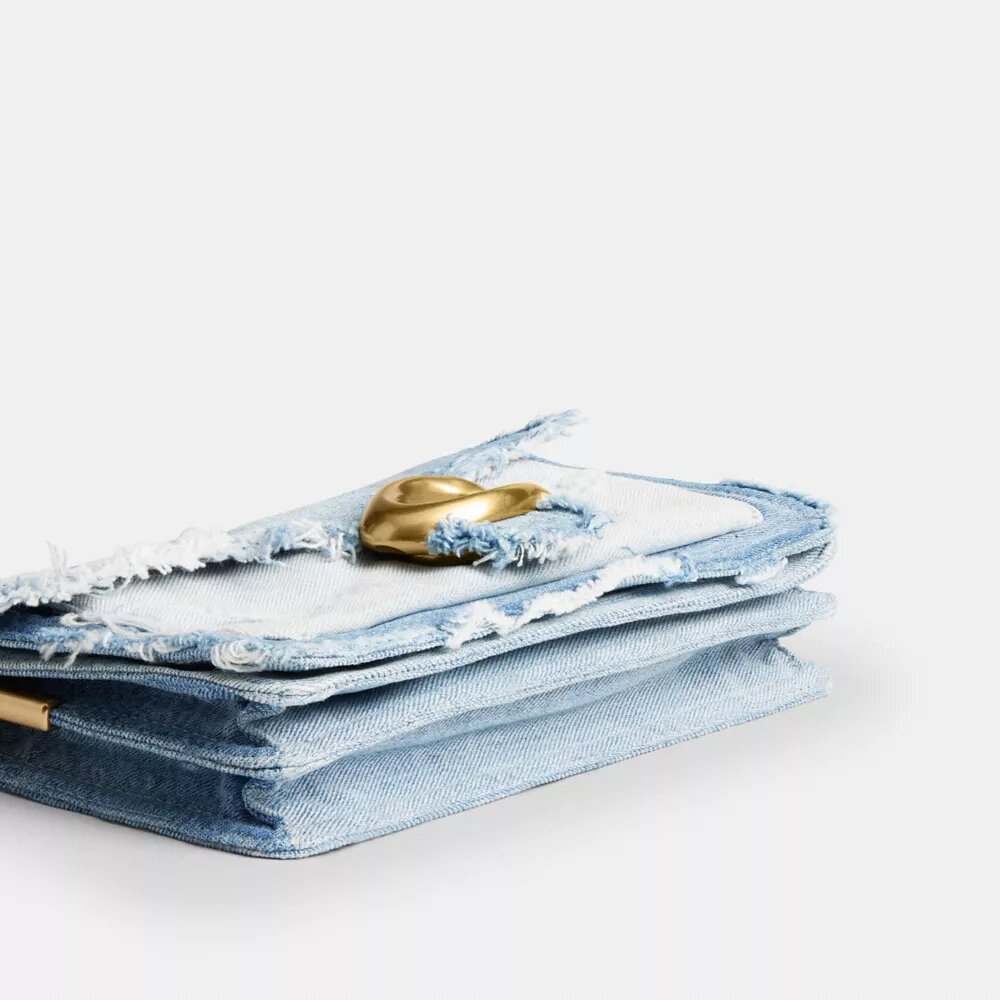 Borsa a spalla Tabby 26 con patchwork in denim riciclato