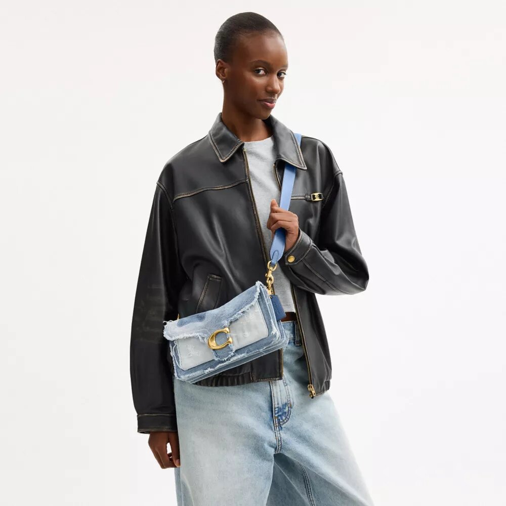 Borsa a spalla Tabby 26 con patchwork in denim riciclato