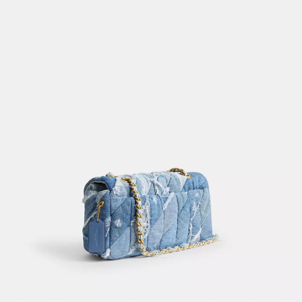 Borsa a spalla Tabby 26 con trapuntatura patchwork in denim riciclato