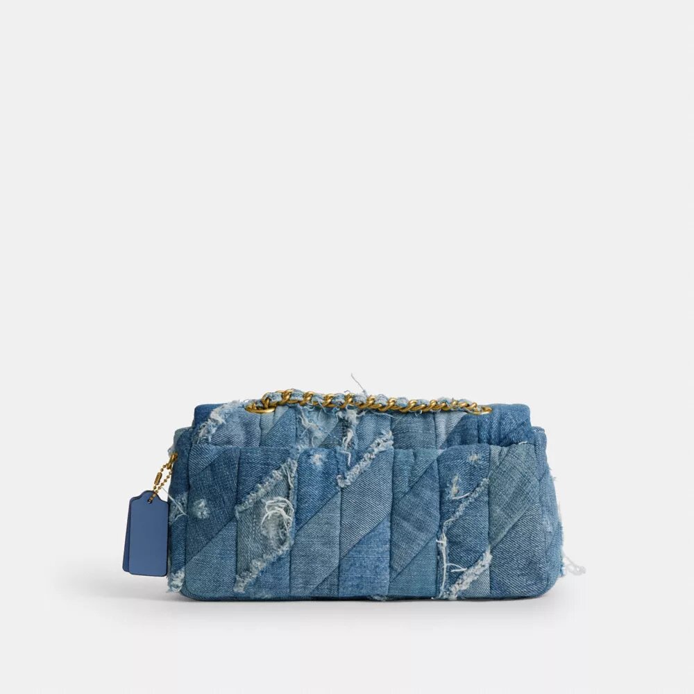 Borsa a spalla Tabby 26 con trapuntatura patchwork in denim riciclato