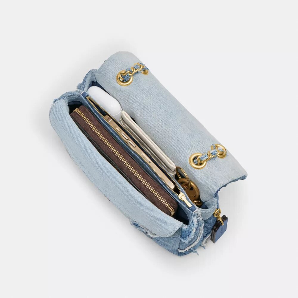 Borsa a spalla Tabby 26 con trapuntatura patchwork in denim riciclato