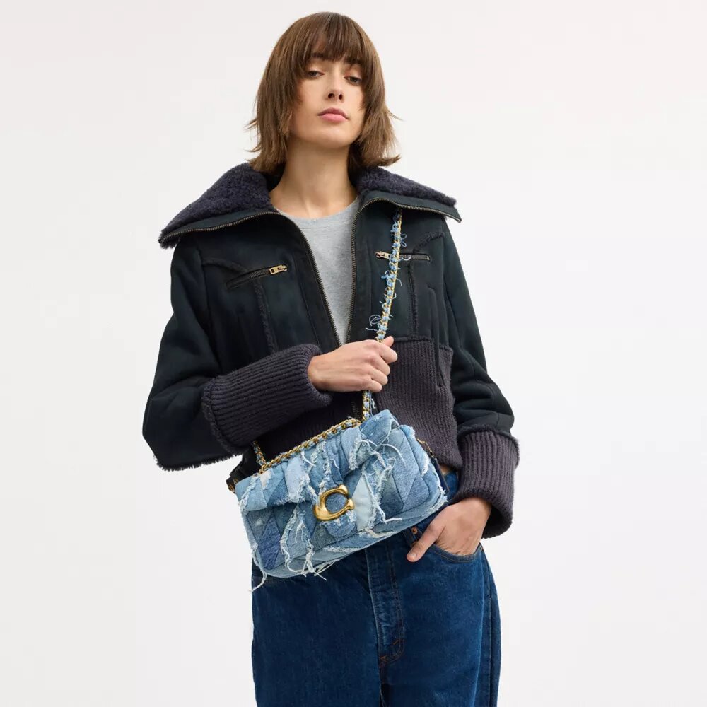 Borsa a spalla Tabby 26 con trapuntatura patchwork in denim riciclato