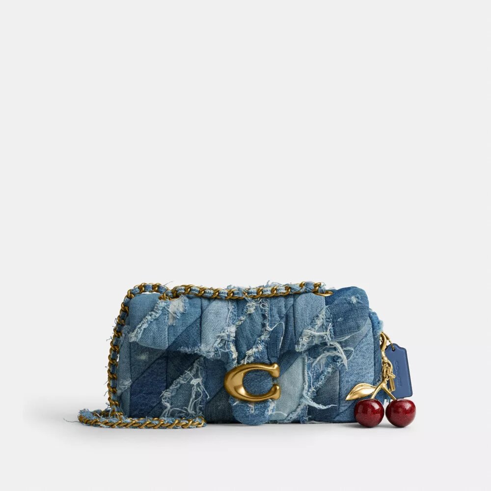 Borsa a spalla Tabby 26 con trapuntatura patchwork in denim riciclato
