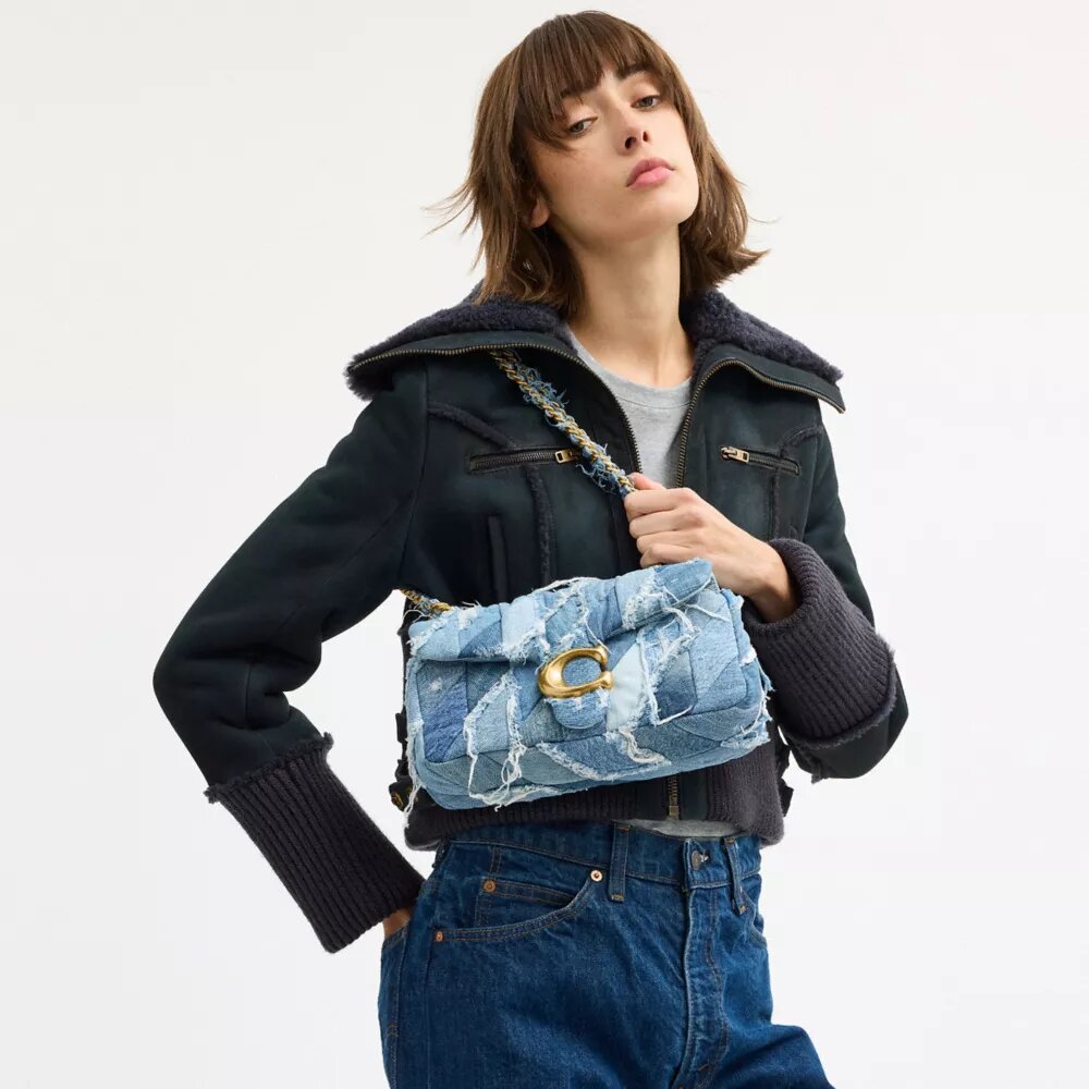 Borsa a spalla Tabby 26 con trapuntatura patchwork in denim riciclato