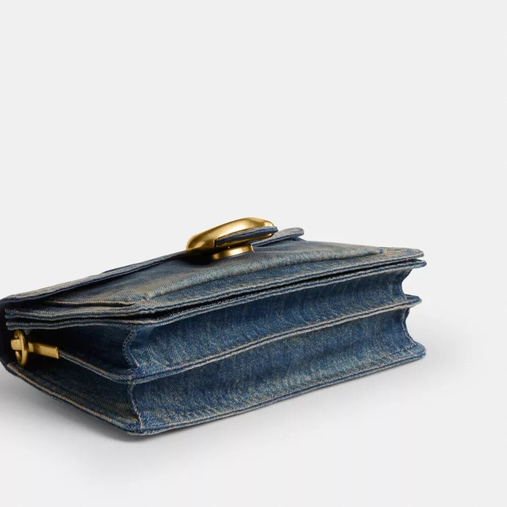 Borsa a spalla Tabby 26 in denim di cotone rigenerato