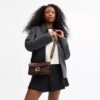 Borsa a spalla Tabby da 26 in Signature Canvas