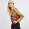 Borsa a spalla Tabby da 26 in Signature Canvas