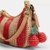 Borsa a spalla Teri con strisce e ciondolo
