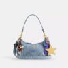 Borsa a spalla Teri in denim effetto vissuto con ciondoli