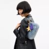 Borsa a spalla Teri in denim effetto vissuto con ciondoli