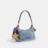 Borsa a spalla Teri in denim effetto vissuto con ciondoli