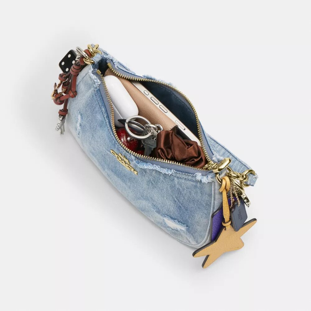 Borsa a spalla Teri in denim effetto vissuto con ciondoli
