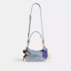Borsa a spalla Teri in denim effetto vissuto con ciondoli
