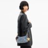 Borsa a spalla Teri in denim effetto vissuto con ciondoli