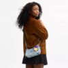 Borsa a spalla Teri in denim effetto vissuto con ciondoli