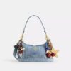 Borsa a spalla Teri in denim effetto vissuto con ciondoli