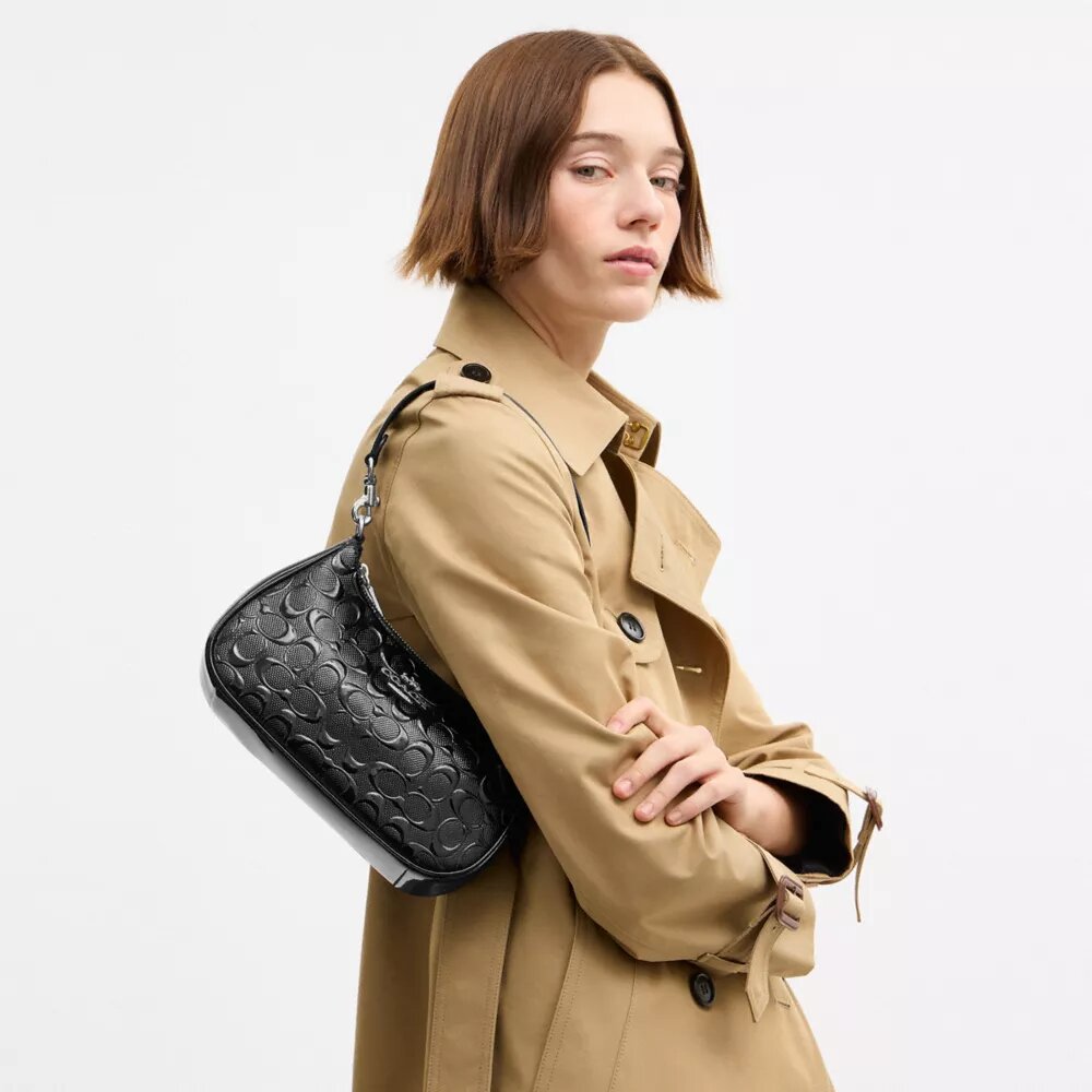Borsa a spalla Teri in pelle Signature con ciondolo a forma di cuore
