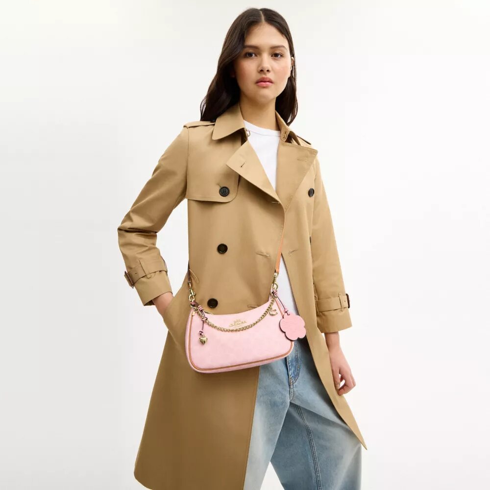 Borsa a spalla Teri in Signature Canvas con ciondoli