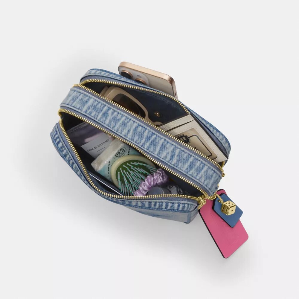 Borsa a tracolla Carey in denim "Loved" con ciondoli