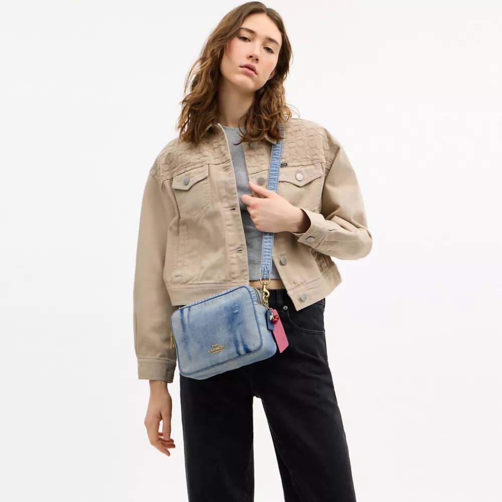 Borsa a tracolla Carey in denim "Loved" con ciondoli