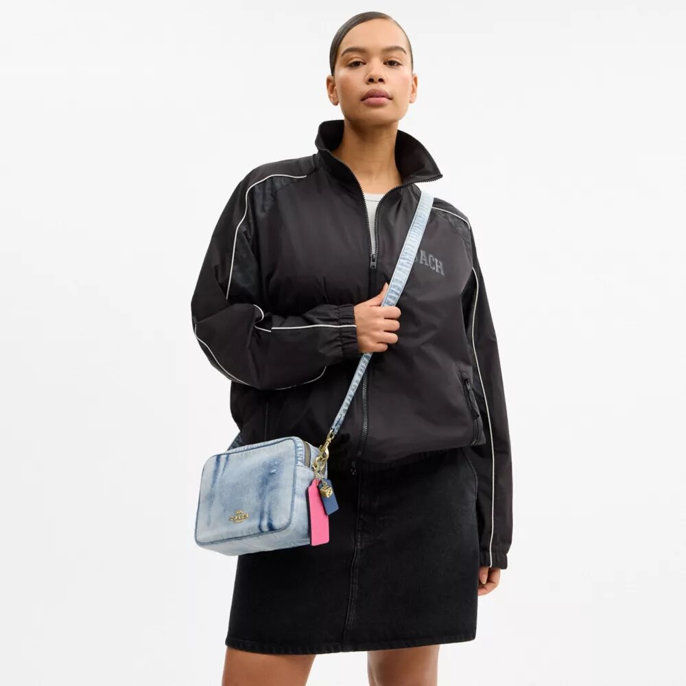 Borsa a tracolla Carey in denim "Loved" con ciondoli