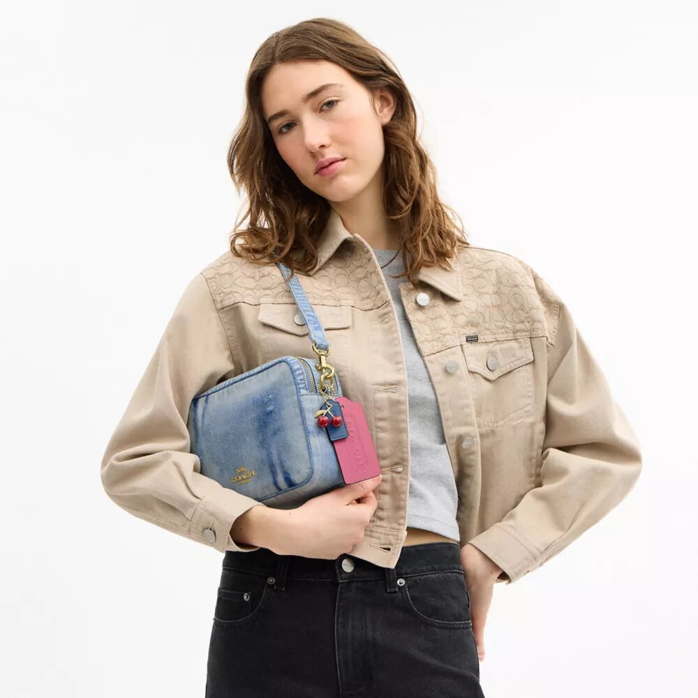 Borsa a tracolla Carey in denim "Loved" con ciondoli
