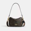 Borsa a tracolla Carey in Signature Canvas con ciondoli