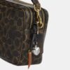 Borsa a tracolla Carey in Signature Canvas con ciondoli