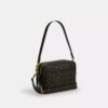 Borsa a tracolla Carey in Signature Canvas con ciondoli
