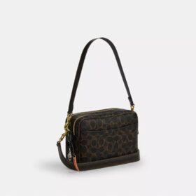 Borsa a tracolla Carey in Signature Canvas con ciondoli