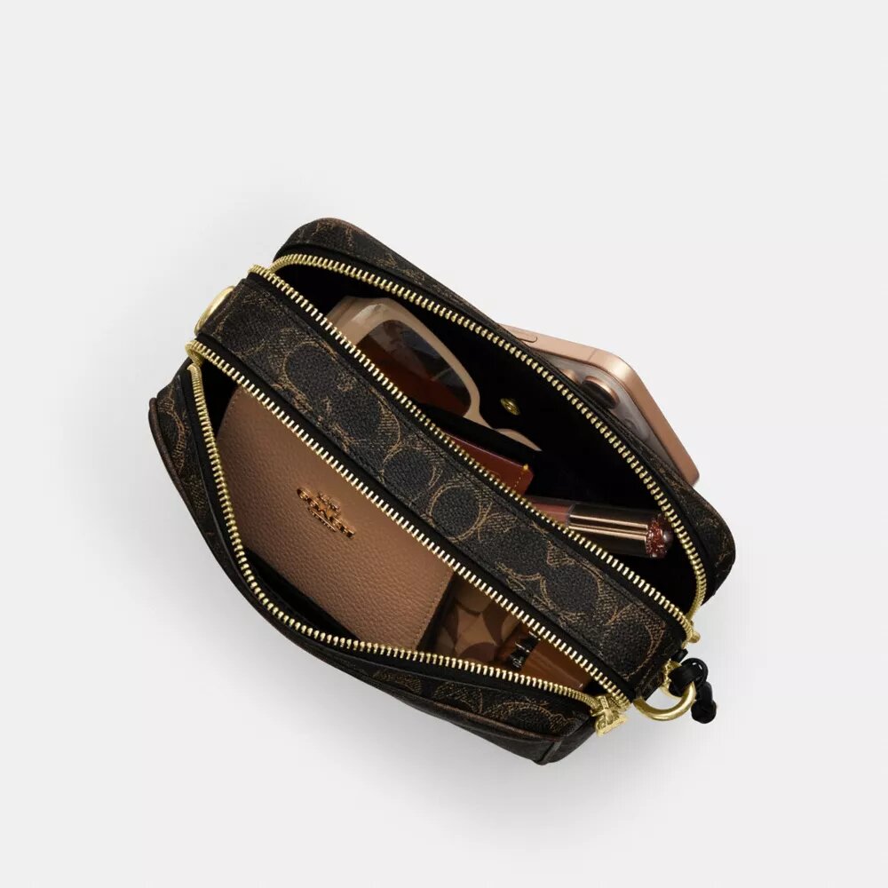 Borsa a tracolla Carey in Signature Canvas con ciondoli