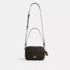 Borsa a tracolla Carey in Signature Canvas con ciondoli