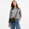 Borsa a tracolla Carey in Signature Canvas con ciondoli