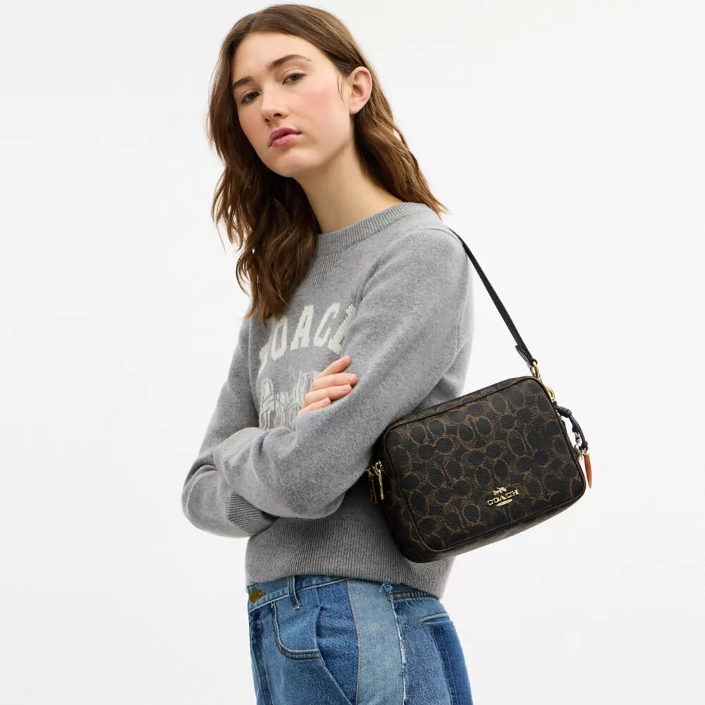 Borsa a tracolla Carey in Signature Canvas con ciondoli