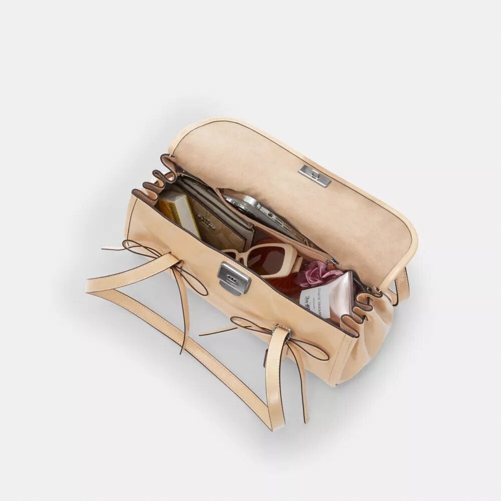 Borsa a tracolla con patta Bridget e fiocchi