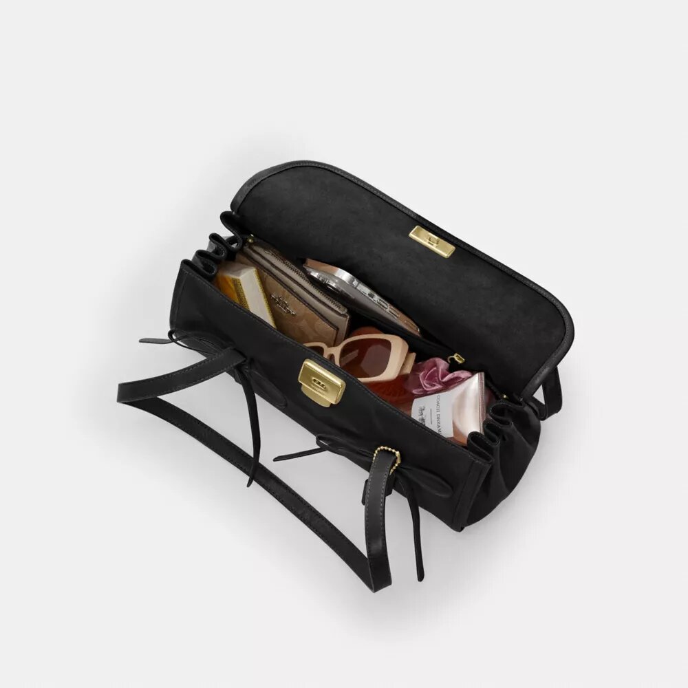 Borsa a tracolla con patta Bridget e fiocchi