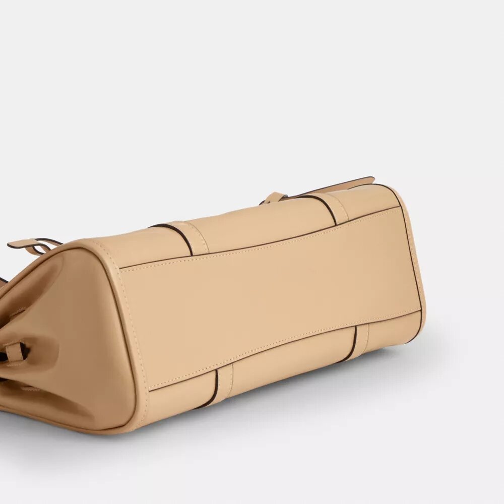 Borsa a tracolla con patta Bridget e fiocchi