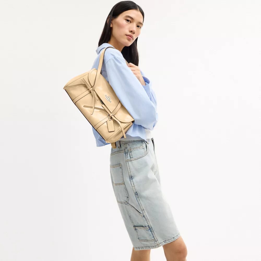 Borsa a tracolla con patta Bridget e fiocchi