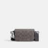 Borsa a tracolla con patta in Signature Canvas