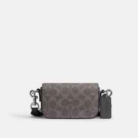 Borsa a tracolla con patta in Signature Canvas