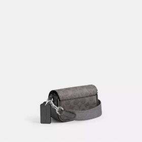 Borsa a tracolla con patta in Signature Canvas