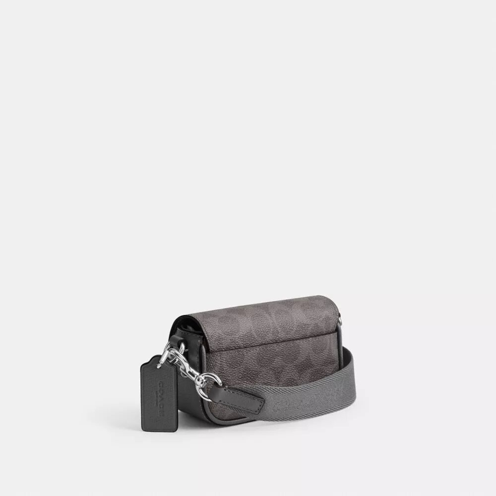 Borsa a tracolla con patta in Signature Canvas