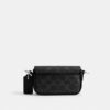 Borsa a tracolla con patta in Signature Canvas