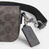 Borsa a tracolla con patta in Signature Canvas